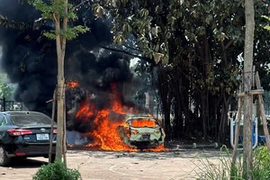 Xe ô tô bất ngờ bốc cháy dữ dội giữa trưa nắng