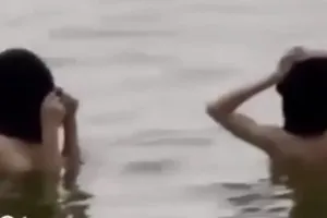 2 người 'tắm tiên' ở Hồ Gươm là nam giới