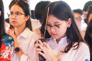 Sĩ tử Hà Nội nườm nượp đi cầu may trước kỳ thi tuyển sinh vào lớp 10