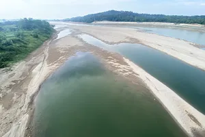 Hạ lưu sông Đà cạn nước, nhiều người xuống lòng sông dạo chơi