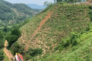 Xe ô tô lao xuống sườn đồi, nhiều người bị thương