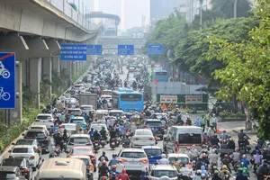 Hà Nội: Đường Nguyễn Trãi ùn tắc kéo dài sau khi dựng lô cốt dài 60m 