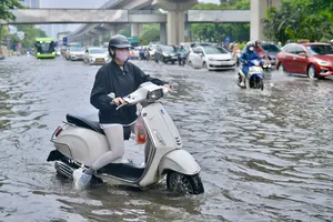 Nước ngập lênh láng sau trận mưa lớn ở Hà Nội