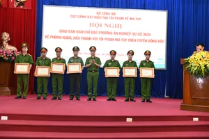 Nhiều tập thể, cá nhân nhận bằng khen trong đấu tranh với tội phạm ma tuý 
