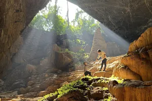 Ngỡ ngàng trước vẻ đẹp kỳ bí của động Ngườm Ngao