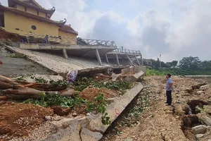 Khẩn cấp khắc phục sạt lở khu vực Đền Mẫu