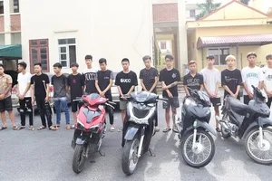 15 thanh thiếu niên ném vỏ chai vào người đi đường bị khởi tố