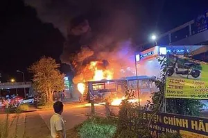 Xe buýt bốc cháy dữ dội tại trạm xăng trong đêm