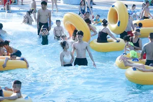 Hàng nghìn người dân tới Công viên nước Hồ Tây 'giải nhiệt' mỗi ngày