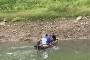 Cảnh sát đường thủy liên tiếp phát hiện người dân dùng kích điện bắt cá 