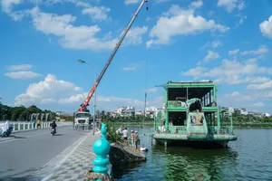 Cận cảnh du thuyền cuối cùng ở hồ Tây đang được tháo dỡ