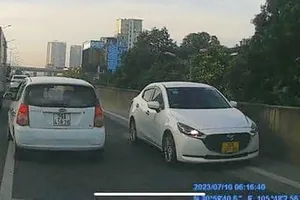 Chạy ô tô ngược chiều rồi tự giác đến cảnh sát giao thông trình báo 