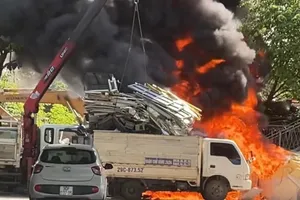 Hà Nội: Cháy bãi phế liệu nghi do hàn cắt