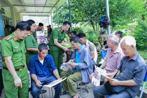 Cục Cảnh sát ma túy thăm hỏi gia đình chính sách tại Bắc Kạn dịp 27-7