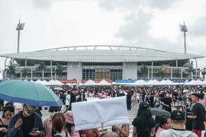 Đường phố Hà Nội kẹt cứng trước giờ BlackPink biểu diễn 