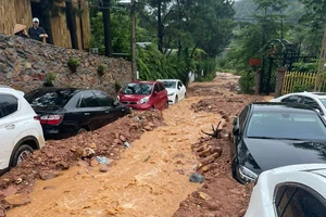 Hà Nội: Mưa lớn, nhiều ô tô ‘chôn chân’ dưới sình lầy