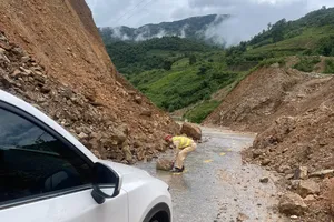Mưa lớn kéo dài, nhiều tuyến đường ở Hòa Bình và Điện Biên bị sạt lở đất đá