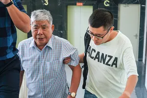 Hình ảnh ông Lê Thanh Thản vất vả tới hầu tòa