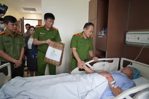 Lãnh đạo Công an TP Hà Nội thăm chiến sĩ bị thương khi bắt nghi can bắt cóc trẻ em