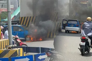 Ô tô chết máy, thợ đến kích điện thì bốc cháy dữ dội 