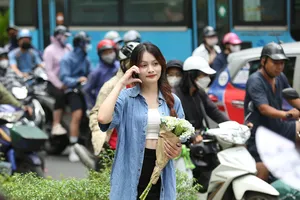 Giới trẻ mải mê check-in ở những con đường mộng mơ nhất Thủ đô