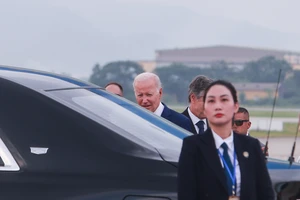 Những hình ảnh đầu tiên của Tổng thống Mỹ Joe Biden tại sân bay Nội Bài