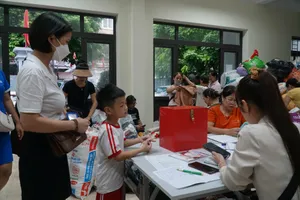 Người dân ủng hộ tiền, thực phẩm cho nạn nhân trong vụ cháy chung cư mini ở Hà Nội