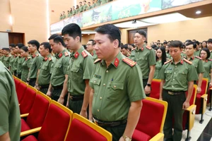 Công an TP Hà Nội tưởng niệm các nạn nhân trong vụ cháy chung cư mini