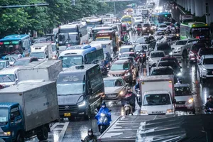 Mưa tầm tã, đường phố Hà Nội tắc nghẽn, 10 giờ sáng xe vẫn phải bật đèn