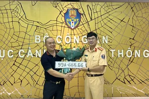 Người trúng đấu giá biển số 99A-66666 hơn 4,2 tỉ đã tới nhận biển số