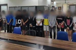 Khởi tố nhóm thanh thiếu niên dùng súng bắn vào người đi đường