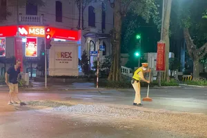 Làm rơi đất đá ra đường, tài xế xe tải vừa bị phạt tiền vừa phải dọn dẹp