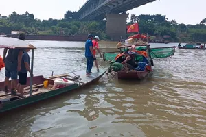 1 người chết khi thuyền đánh cá chìm trên sông Hồng