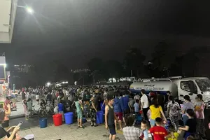 Người dân ở KĐT Thanh Hà vẫn phải chen chúc lấy nước sạch