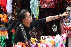 Không khí Halloween tràn ngập phố cổ Hà Nội