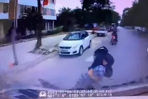 Xe ô tô đi tốc độ cao trong khu đô thị tông vào xe máy, một người tử vong