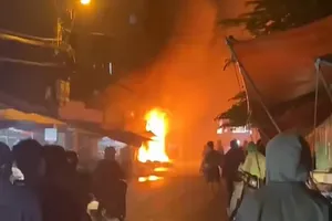  Cháy lớn trong đêm, 3 ki-ốt bán hàng bị thiêu rụi 