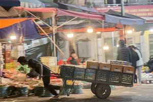 Người lao động mưu sinh trong đêm đông giá lạnh ở Hà Nội