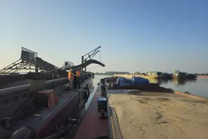 CSGT bắt giữ vụ khai thác cát trái phép trên sông Hồng