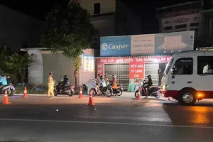 2 thiếu niên chạy xe lạng lách tông gãy chân CSGT