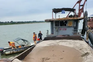 Cục CSGT bắt quả tang vụ khai thác cát trái phép trên sông Hồng 