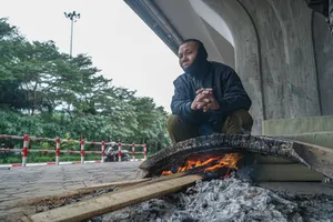 Sau nhiều ngày nắng nóng giữa trời Đông, người Hà Nội co ro trong gió rét