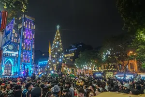 Hàng nghìn người đổ về Nhà thờ Lớn Hà Nội để đón Giáng sinh 2023