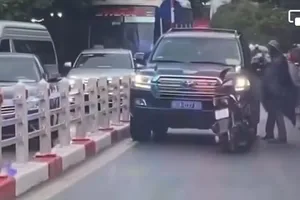 CSGT mời người chặn xe biển xanh đi ngược chiều ở Hà Nội lên làm việc