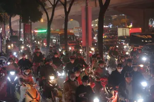 Hà Nội: Người dân về quê nghỉ Tết Dương lịch, nhiều tuyến đường tắc dài