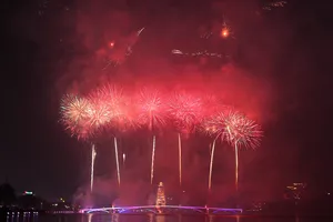 Nhìn lại màn pháo hoa rực rỡ sắc màu tại đất Tổ Vua Hùng trong đêm Giao thừa