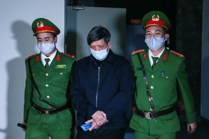 2 cựu bộ trưởng Nguyễn Thanh Long và Chu Ngọc Anh rời tòa kết thúc ngày đầu xét xử