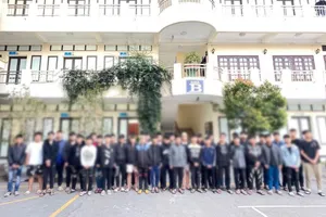 24 thanh thiếu niên phóng xe máy từ Bắc Ninh sang Hà Nội chém người