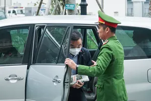 Hình ảnh trong ngày thứ 4 đến tòa của các bị cáo vụ Việt Á