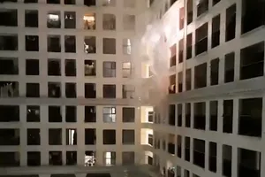 Màn đốt pháo hoa ở chung cư cao tầng khiến ai xem cũng thót tim